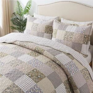 Patchwork Quilted Comforter Set in Neutral Sage and Cream